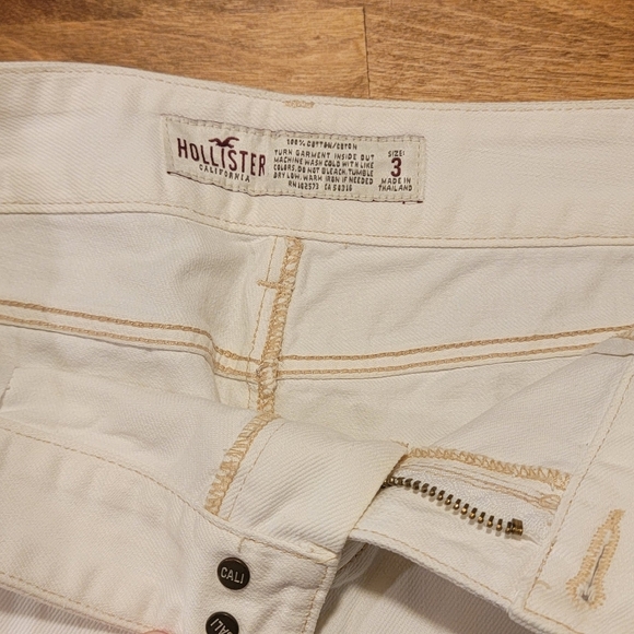 Hollister California,2 button Denim skirt, Size 3 - Picture 3 of 5